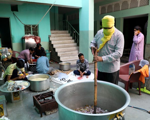 In Delhi, a Masjid and Gurudwara come together to feed workers starved by COVID-19 lockdown